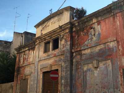 Oggi l'edificio (di propriet� degli eredi di De Pinto) � in avanzato stato di degrado: si mostra spogliato dei suoi colori originari e lascia intravedere sulla facciata principale brandelli di vernice rossa che per� si dissolvono presto in macchie di celestino sbiadito